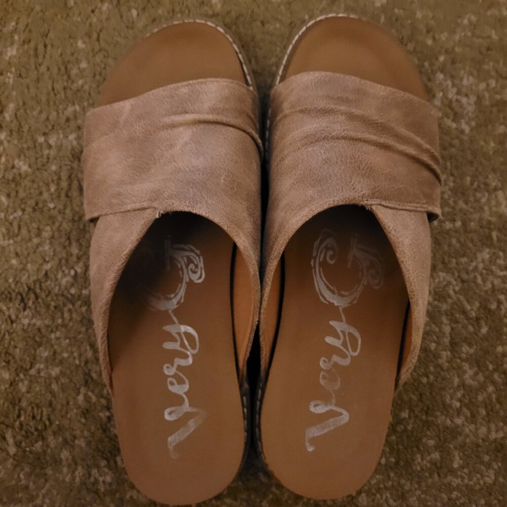 Very G Women'sTan Sandals  Size 8